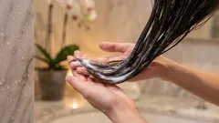 Técnica de lavagem que protege as pontas do cabelo: qual é o papel do champô e do amaciador?