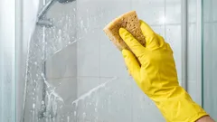 Sofria sempre a limpar a cabine de duche — este truque removeu o calcário em minutos